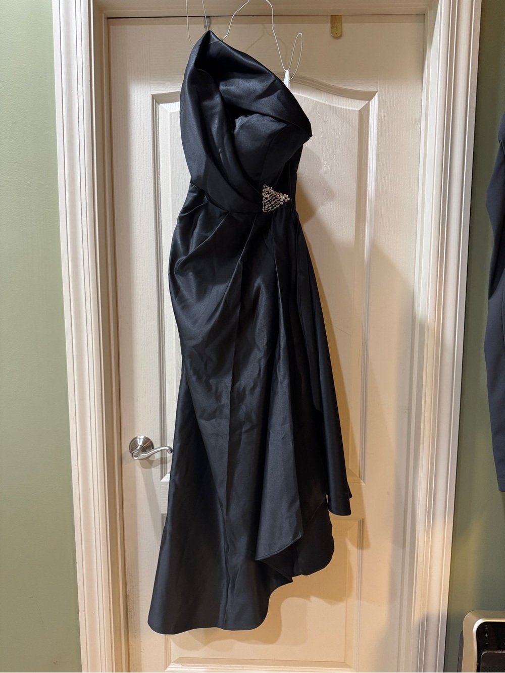 One-Shoulder Black Evening Gown with Decorative Brooch